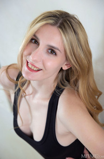 Lillie Pie Statuesque Blonde Flaunts Her Hourglass Figure With Sizzling Self-assurance