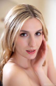 Lillie Pie Statuesque Blonde Flaunts Her Hourglass Figure With Sizzling Self-assurance