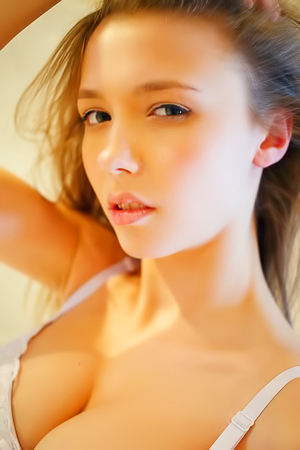 Hottie masturbates in bed