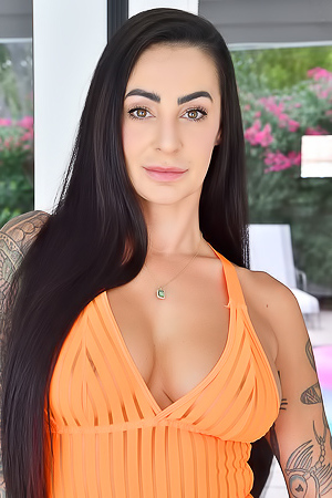 Presley Fucking Her Milf Pussy