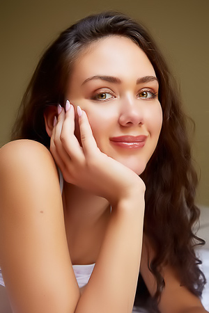 Vixi Rafi Sultry Beauty Will Mesmerize You With Her Gorgeous Green Eyes