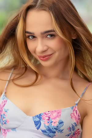 Aimee Rox reveals her nudity on a wooden bench in Ukraines garden